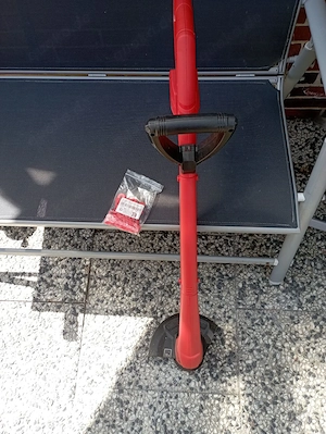 Vertikultierer und Raseb Trimmer
