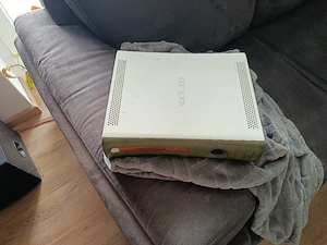 Ich verkaufe meine X Box 360 Standard  mit USB Stick (Speicher)mit 16 Spielen und 1 Kontroller