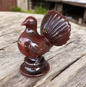 Keramik Firsttaube in Weinrot   perfekte Dachfigur   Firstfigur für stilvollen Dachschmuck