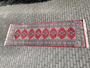 Teppich Läufer Pakistan 128cm x 80cm mit intensiven roten Farben und schönen Mustern