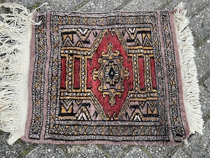 Kleiner hübscher Teppich ca. 40x40cm günstig an Selbstabholer abzugeben