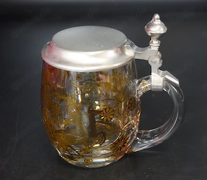Bierglaskrug mit Zinndeckel und ocker-goldfarbenen Reliefs, Pint 0,4L