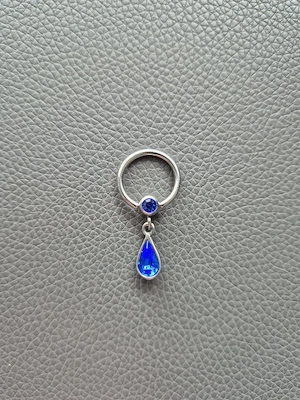 Klemmpiercing mit blauen Steinen