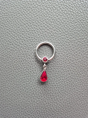 Klemmpiercing mit roten Steinen