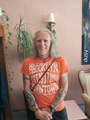 Rock-Opa sucht liebes weibliches Groupie... Wohne in OF 