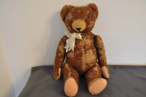 Teddybär aus den 1960er Jahren - mit Stroh gefüttert