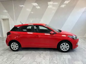 Hyundai i20 1.2 Select 5-türig 8x bereift Garantie