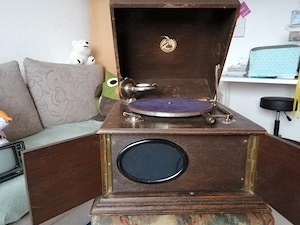 Antikes Tisch-Grammophon  inklusive 76 Schellack-Platten   Preisvorschlag