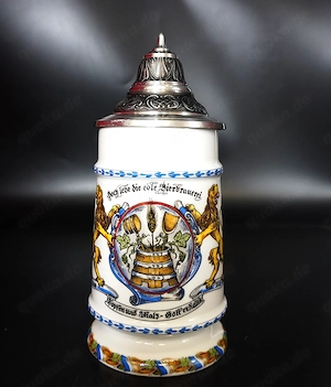 KÜHR, Bierkrug aus Steinkeramik mit konischem Zinndeckel und Traditionslogo