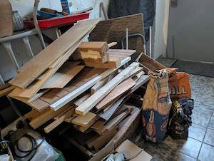 Holzkohle 3 Sack und Stappel Brennholz zu verschenken 