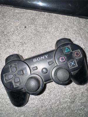 PS 3 mit Kontroller und Kabeln 