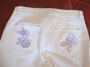 NEU Swarovski Strass Kristalle Rosen Blüten Stickerei Jeans Hose BIBA by ESCADA 38-40  S-M weiß lila