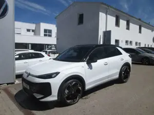 Volkswagen T-Roc R-Line 1.5 eTSI DSG IQ.LIGHT NAVI BLACK STYLE SHZG