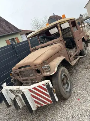 Toyota Land Cruiser HJ 45 Abschleppwagen
