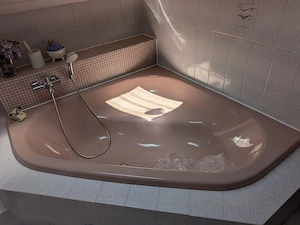 Waschbecken Eckbadewanne Badkeramik altrosa