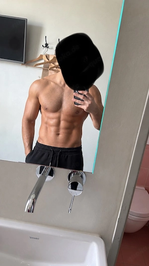Attraktiver Mann mit einem 23 cm langen Penis und auf der Suche nach Frauen zum Spaß