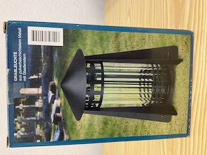 Grableuchte aus pulverbeschichtetem Metall mit Glasfenstern