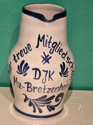 Vereinskrug der DJK  Mz- Bretzenheim in Grau  blau lasiert