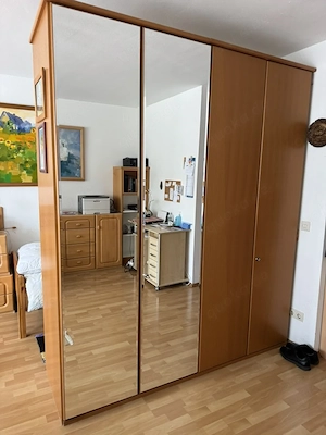 Kleiderschrank in Buche-Nachbildung mit Spiegel