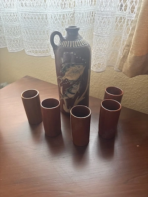schöner ton krug mit becher 