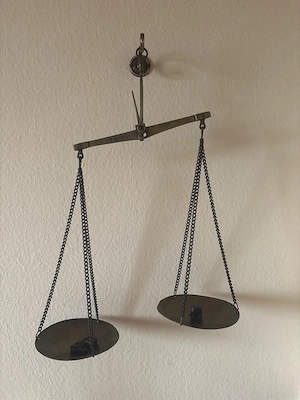 schöne antike Waage