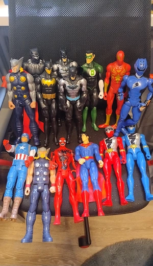 Actionfiguren zu verkaufen 