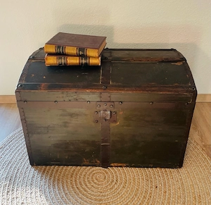 Antike Überseetruhe (1890er) mit Patina   Blickfang & großzügige Aufbewahrung