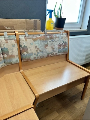 Eckbank aus Holz mit Stauraum und Polstern (nur Lehne)