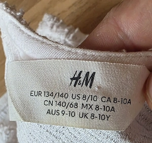  Ein schönes beiges Kleid und ein attraktives Kleid für Mädchen