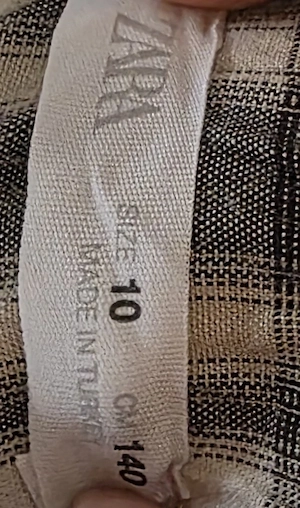 kombiniert mit einem stilvollen beigen Pullover