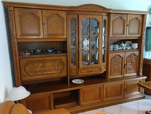 Sehr gepflegter Wohnzimmerschrank, Eiche massiv, mit Glasvitrine und Barfach, beide beleuchtet
