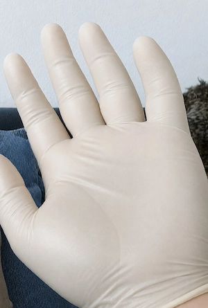 Gebe Handjob in Latex Handschuhen