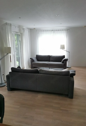 Zwei moderne 3-er Sofas in grau
