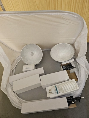 Fotostudio mit 2 Lampen u. weissem Hintergrund Bild 3