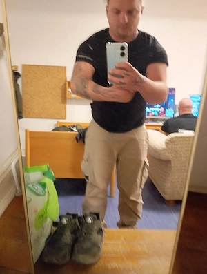 Ich. 27 m jung gepflegt leicht muakolöa mit bauch aber ;D .