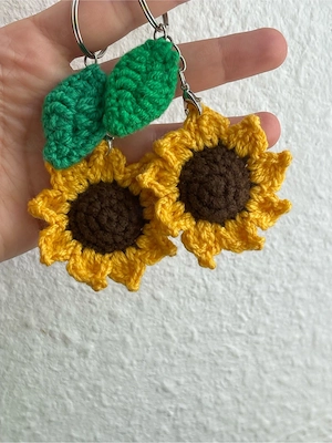 Schlüsselanhänger Mini Sonnenblumen mit Blättern.