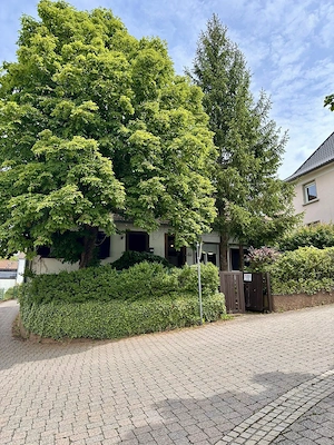 Einfamilienhaus mit Einliegerwohnung -Sanierungsbedürftig-