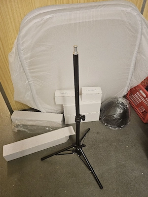 Fotostudio mit 2 Lampen u. weissem Hintergrund Bild 6
