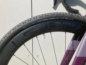 Scott Addict Gravel 40 mit Carbonlaufrädern