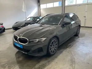 BMW 318 d Touring *Widescreen Display*LED*AHK*ACC SHZ+LM+P