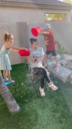 Suche jemand der mir Wasser überschütten kann