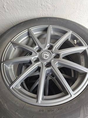 Lexus Alufelgen mit Winterreifen