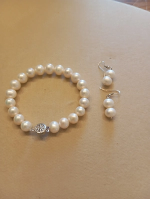 Perlenarmband und Ohrringe