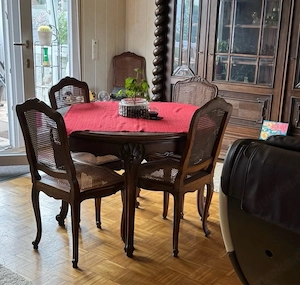 Esszimmertisch