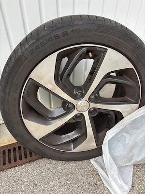 Autoreifen und Felgen245 45 R 19W