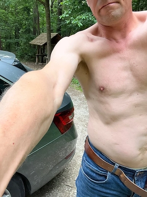 18.30Uhr Crazy Kerl mit Riesenlatte wartet nackt am Parkplatz
