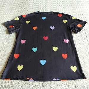 Damen - Shirt, Kurzarm, Gr. M bzw. ca. Gr. 38, dunkelblau mit bunten Herzen