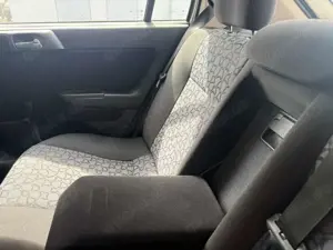 Opel Astra Astra 1.6 Comfort Automatik 8fach bereift Klima el Fenst