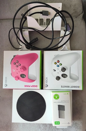 Xbox Serie S + 2 Controller + Seagate 512GB Erweiterung + Wandhalterung