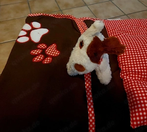 1 weiche Decke, 1Kirschkernkisse mit Wärmeanleitung, 1 weicher kleiner Kuschelhund